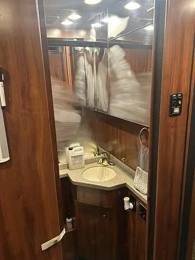 2005 Prevost XL2 Entertainer Coach - Image 16