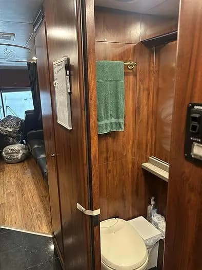 2005 Prevost XL2 Entertainer Coach - Image 17