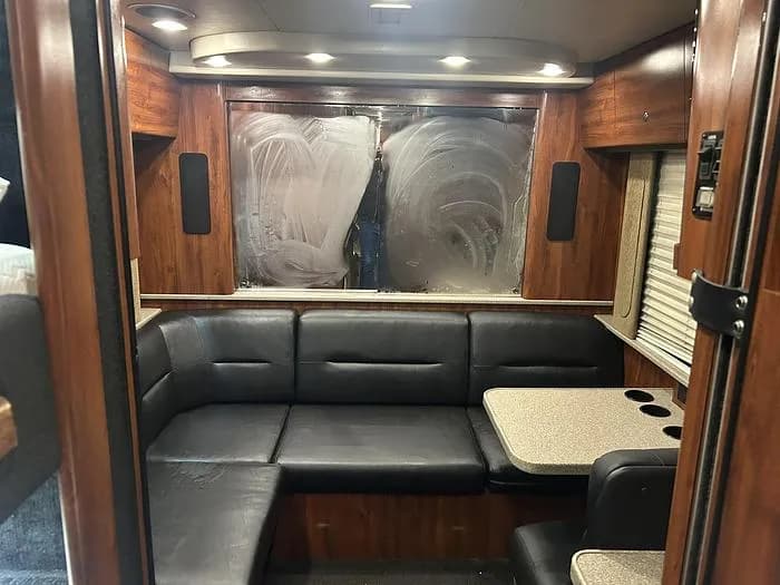 2005 Prevost XL2 Entertainer Coach - Image 26