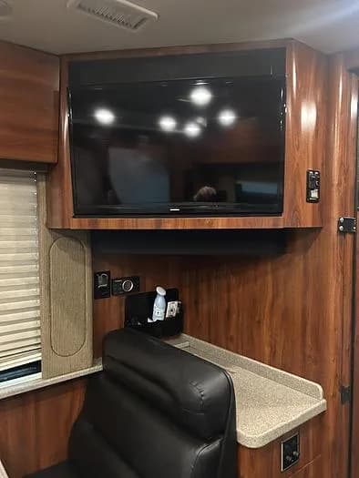 2005 Prevost XL2 Entertainer Coach - Image 31