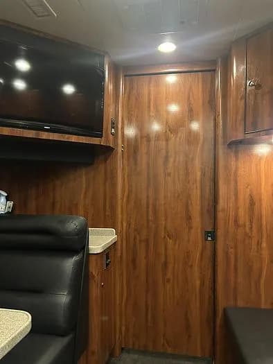 2005 Prevost XL2 Entertainer Coach - Image 33