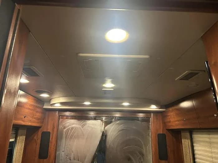 2005 Prevost XL2 Entertainer Coach - Image 35