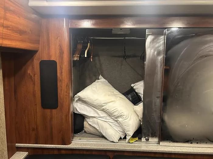 2005 Prevost XL2 Entertainer Coach - Image 36
