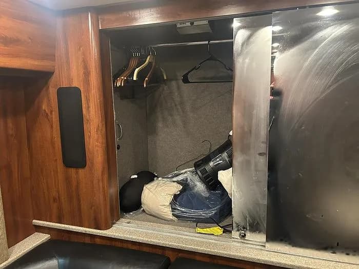 2005 Prevost XL2 Entertainer Coach - Image 37