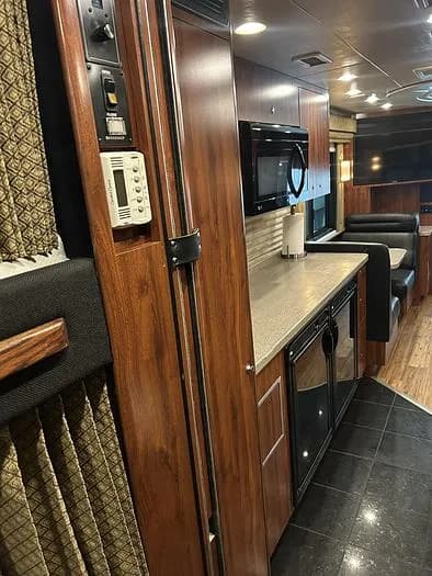 2005 Prevost XL2 Entertainer Coach - Image 39