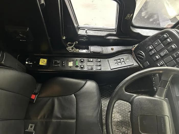 2005 Prevost XL2 Entertainer Coach - Image 56