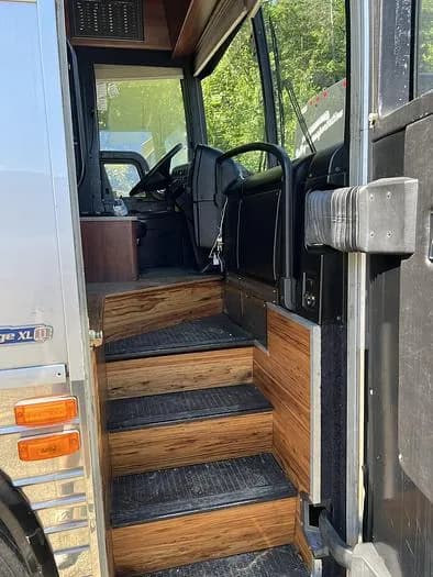 2005 Prevost XL2 Entertainer Coach - Image 10