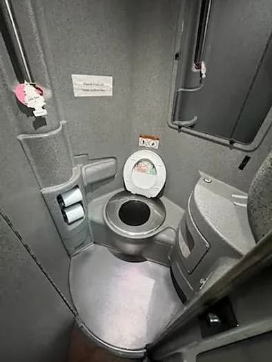 2014 Mci J4500 ADA Coach - Image 16