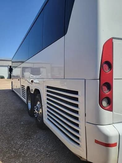 2014 Mci J4500 ADA Coach - Image 4