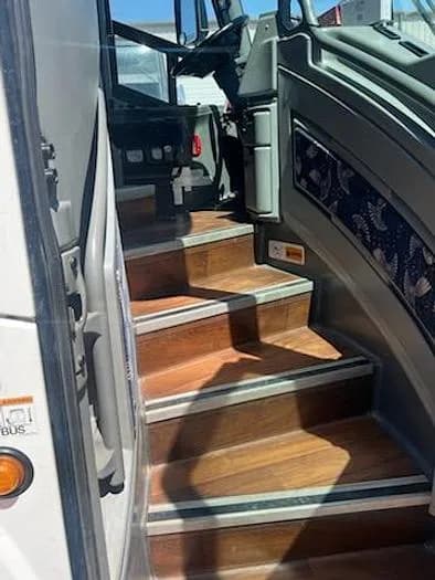 2016 Mci J4500 Coach - Image 6