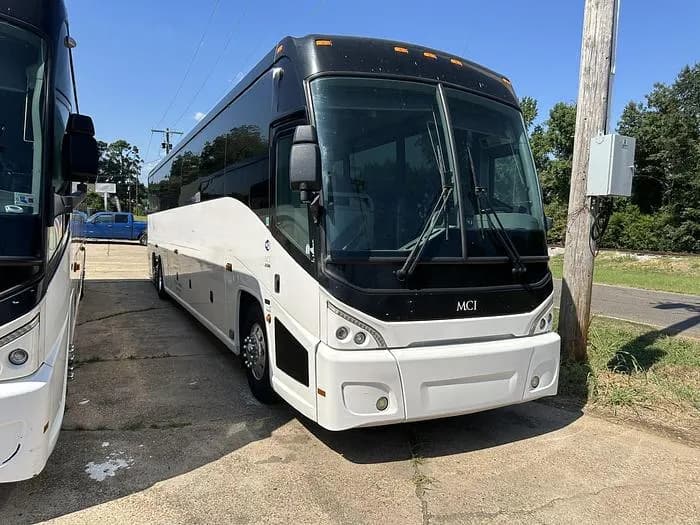 2016 Mci J4500 ADA Coach - Image 2