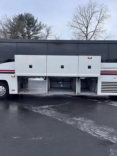 2016 Mci J4500 Coach - Image 2