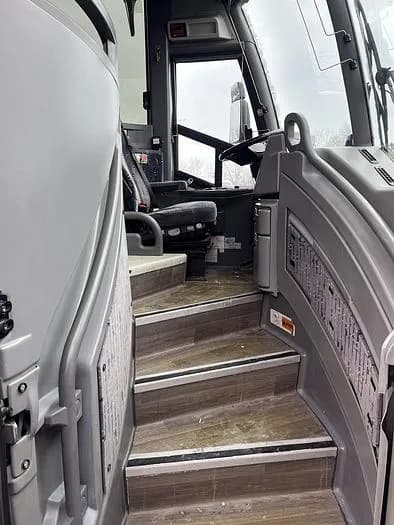 2016 Mci J4500 Coach - Image 4