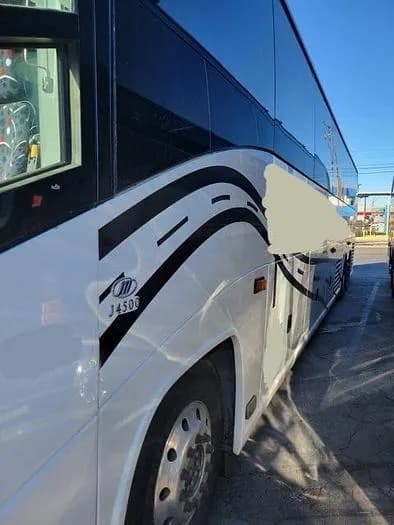 2011 Mci J4500 Coach - Image 2