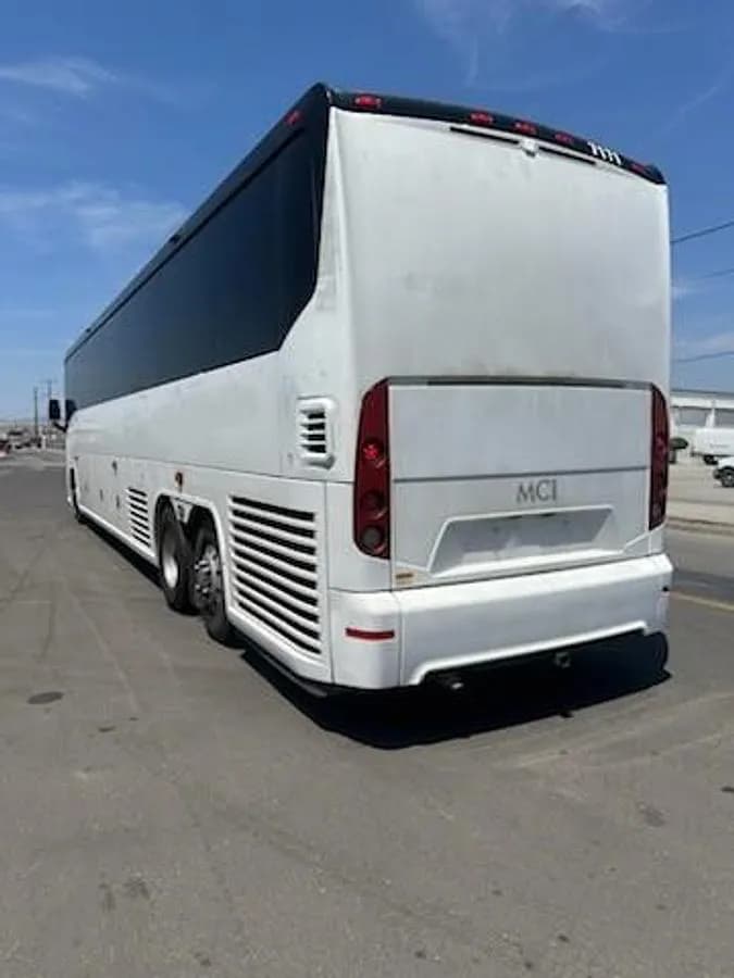 2018 Mci J4500 ADA Coach - Image 2