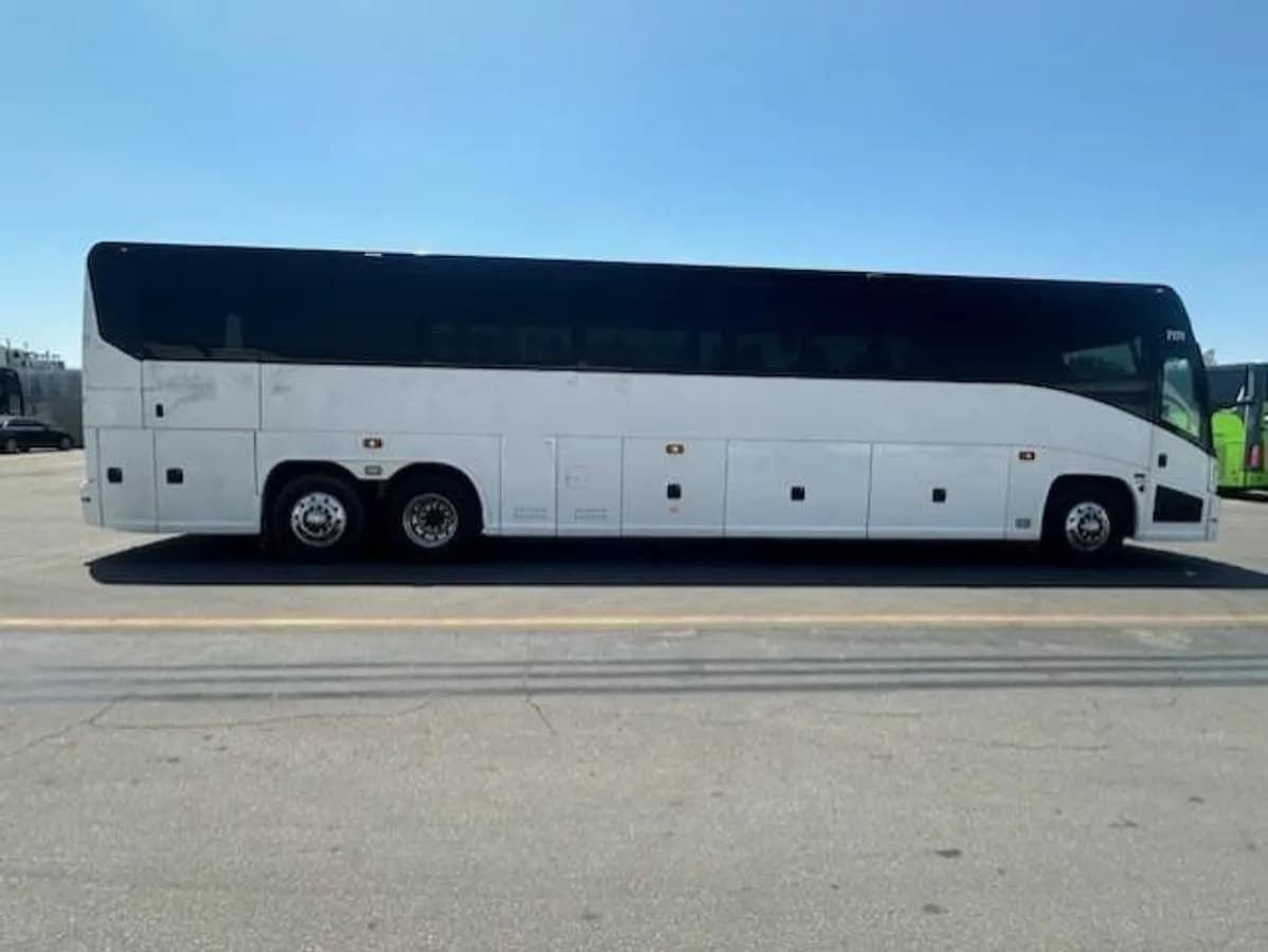 2018 Mci J4500 ADA Coach - Image 3