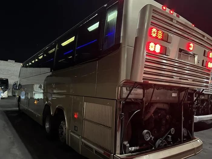 1999 Prevost H3-41 Coach - Image 3