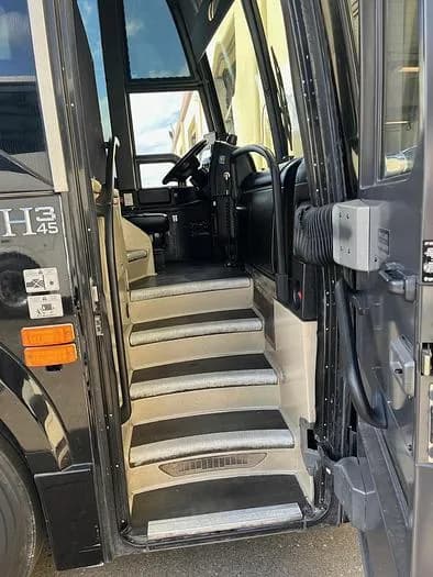 2016 Prevost H3-45 Coach - Image 2