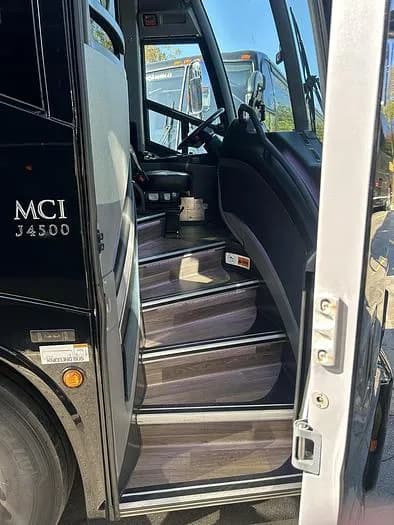 2020 Mci J4500 Coach - Image 3