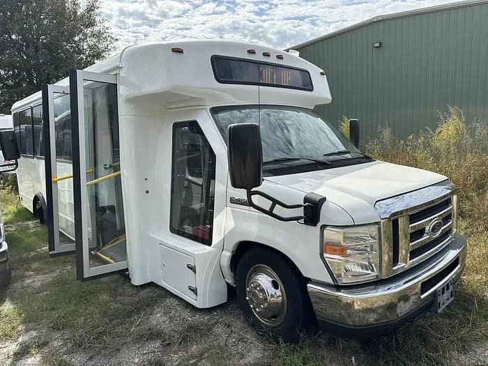 2016 Champion E450 Cutaway - Image 2