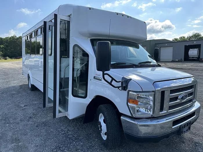 2017 Goshen E450 Cutaway - Image 1