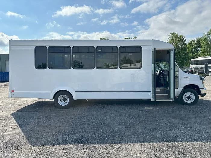 2017 Goshen E450 Cutaway - Image 3