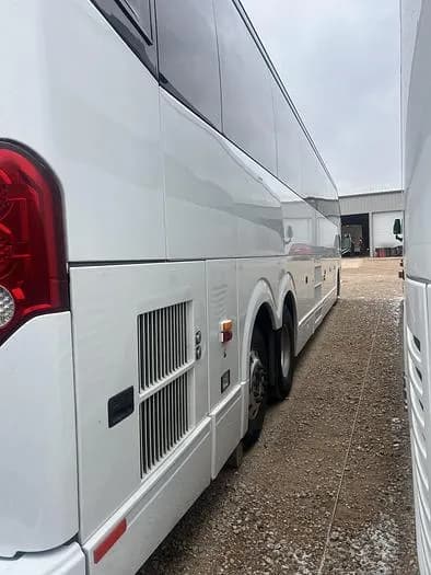 2015 Prevost H3-45 Coach - Image 3