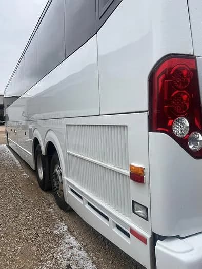 2015 Prevost H3-45 Coach - Image 2