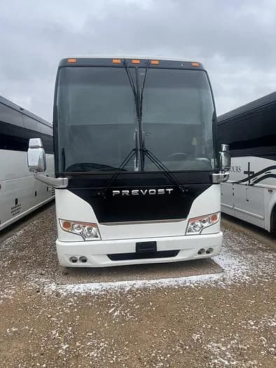 2015 Prevost H3-45 Coach - Image 3