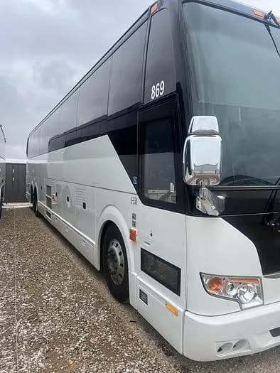 2015 Prevost H3-45 Coach - Image 1
