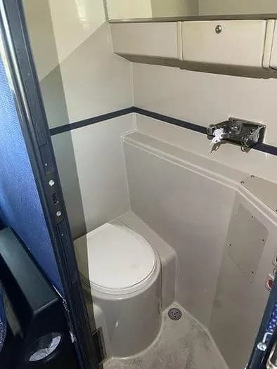 2016 Prevost H3-45 Coach - Image 5