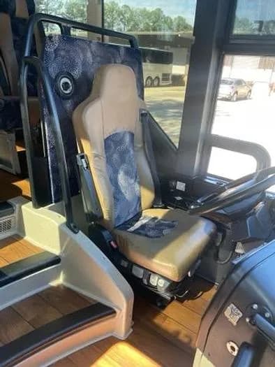 2016 Prevost H3-45 Coach - Image 2