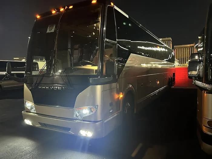 2013 Prevost H3-45 Coach - Image 1