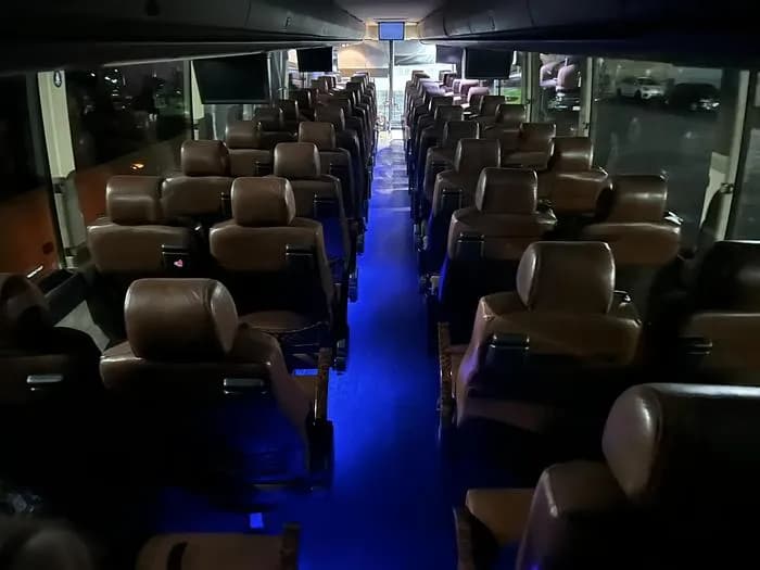 2013 Prevost H3-45 Coach - Image 11