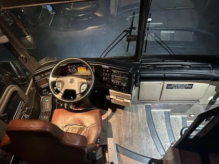 2013 Prevost H3-45 Coach - Image 8