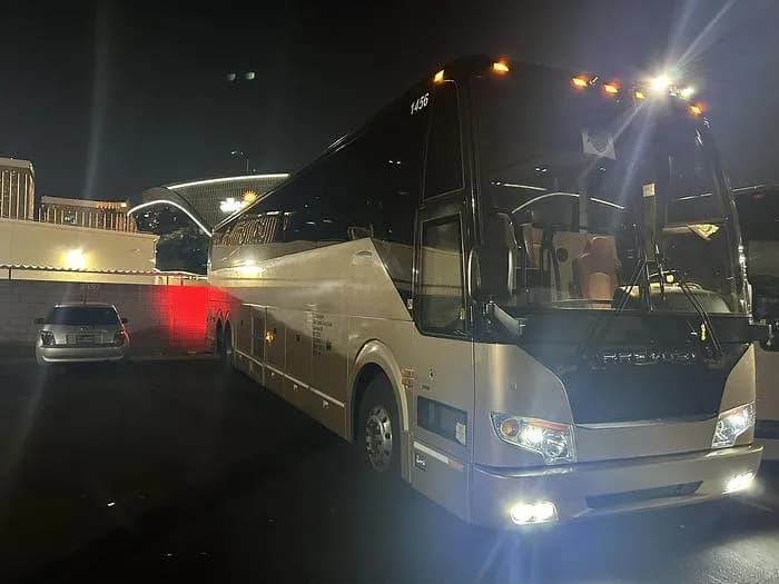 2013 Prevost H3-45 Coach - Image 3
