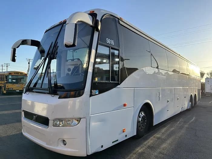 2015 Volvo 9700 Coach - Image 1