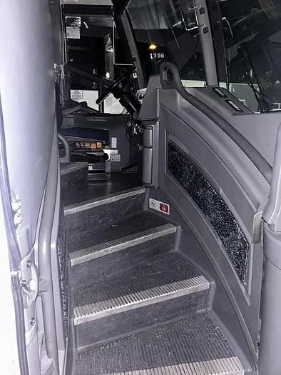 2006 Mci J4500 Coach - Image 10