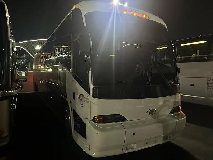 2006 Mci J4500 Coach - Image 2