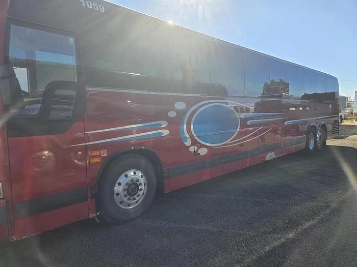 2001 Prevost XLII Coach - Image 1