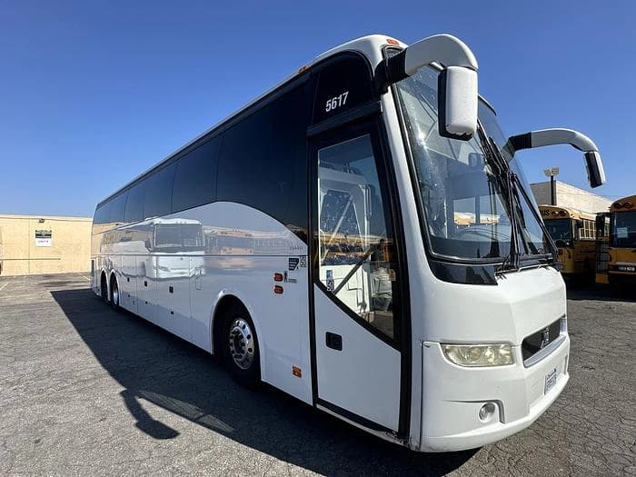 2015 Volvo 9700 Coach - Image 1
