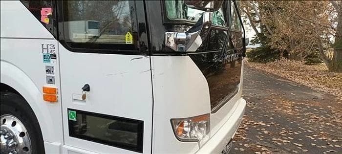 2017 Prevost H3-45 Coach - Image 2