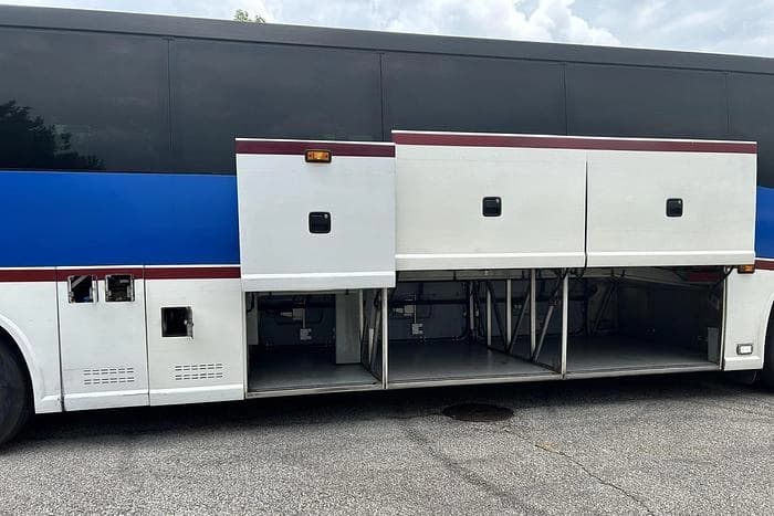 2016 Mci J4500 Coach - Image 3