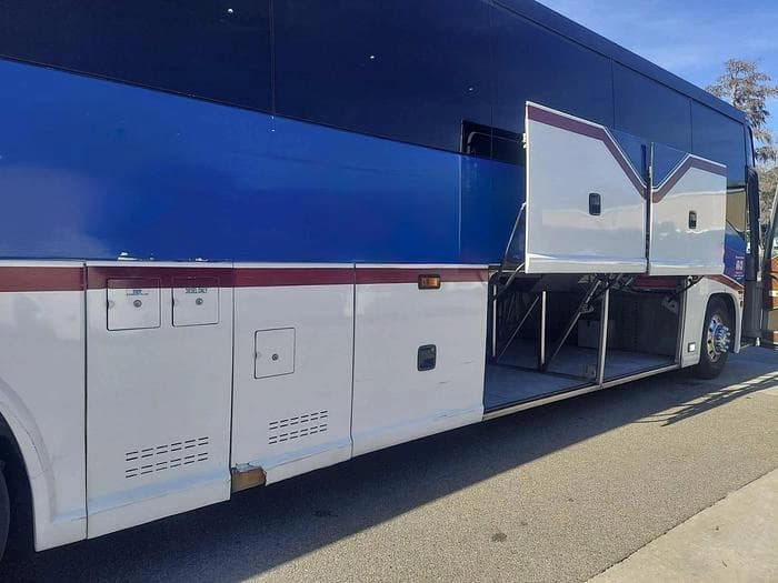 2013 Mci J4500 Coach - Image 2