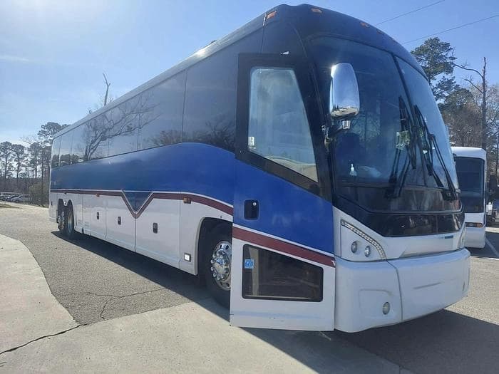 2013 Mci J4500 Coach - Image 1