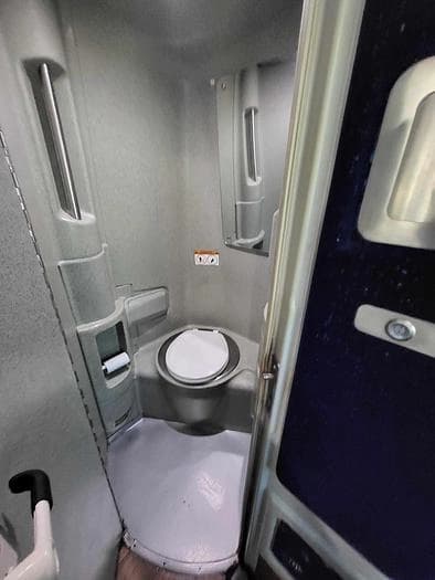 2013 Mci J4500 Coach - Image 16