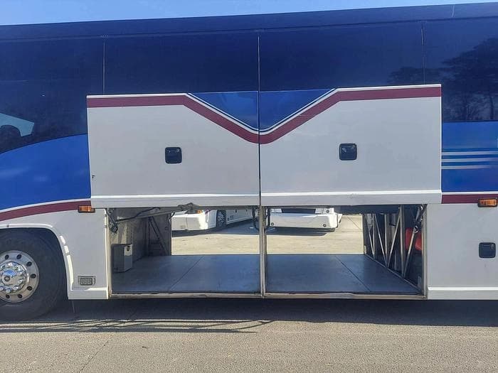2013 Mci J4500 Coach - Image 3