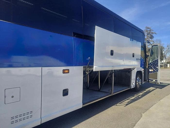 2012 Mci J4500 Coach - Image 3