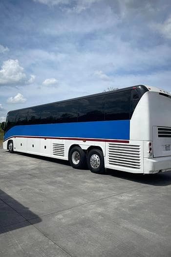 2011 Mci J4500 Coach - Image 2