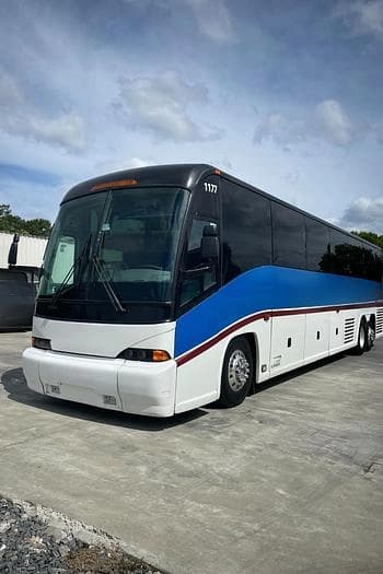 2011 Mci J4500 Coach - Image 1